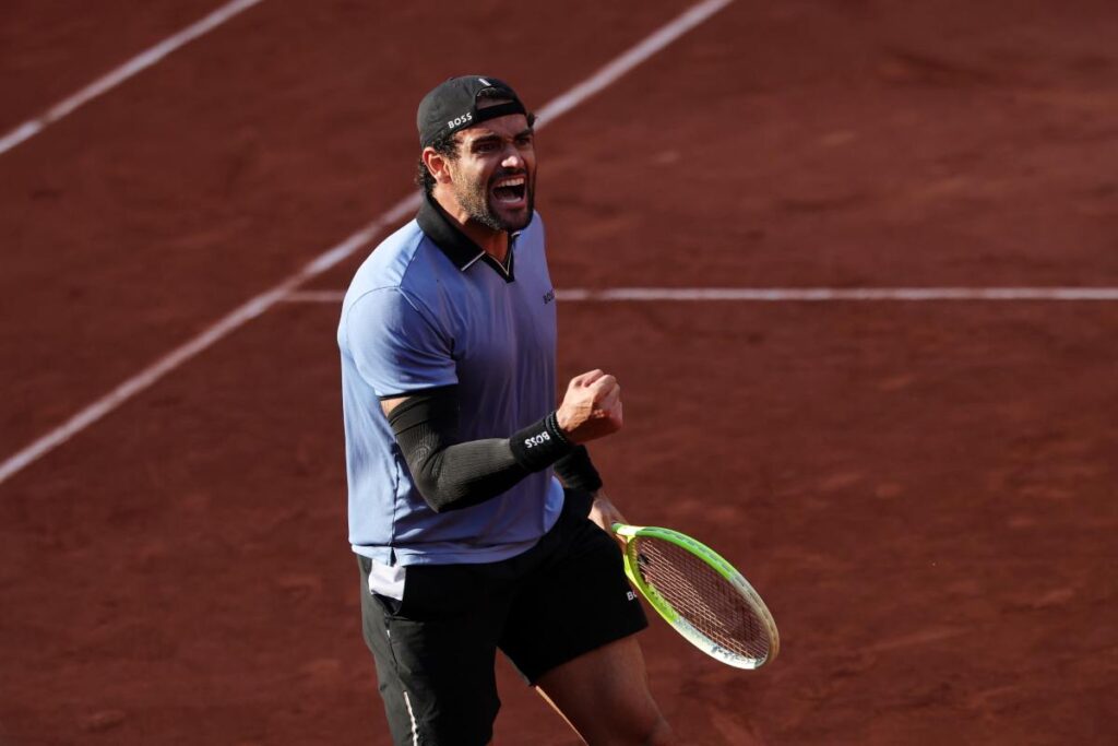 Matteo Berrettini durante una esultanza in campo su terra battuta.