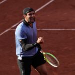 Matteo Berrettini durante una esultanza in campo su terra battuta.