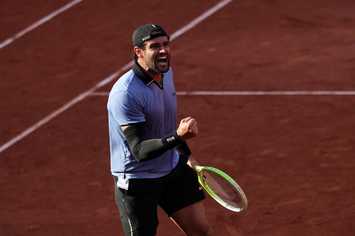 Matteo Berrettini durante una esultanza in campo su terra battuta.