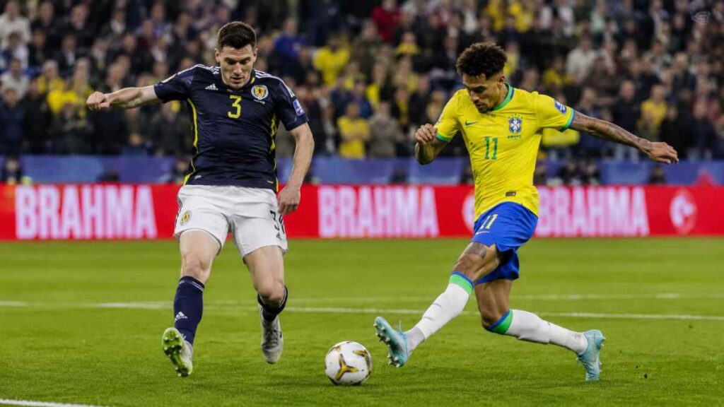 Scozia-Brasile ai Mondiali 2026, contrasto tra un giocatore scozzese e uno brasiliano in azione durante una partita decisiva del Gruppo C.