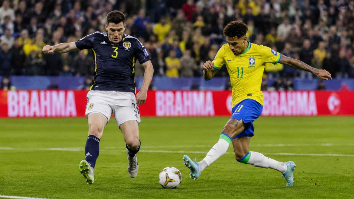 Scozia-Brasile ai Mondiali 2026, contrasto tra un giocatore scozzese e uno brasiliano in azione durante una partita decisiva del Gruppo C.