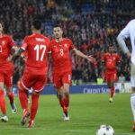 Svizzera-Bosnia ai Mondiali 2026, esultanza dei giocatori svizzeri durante una partita decisiva del Girone B in uno stadio gremito.