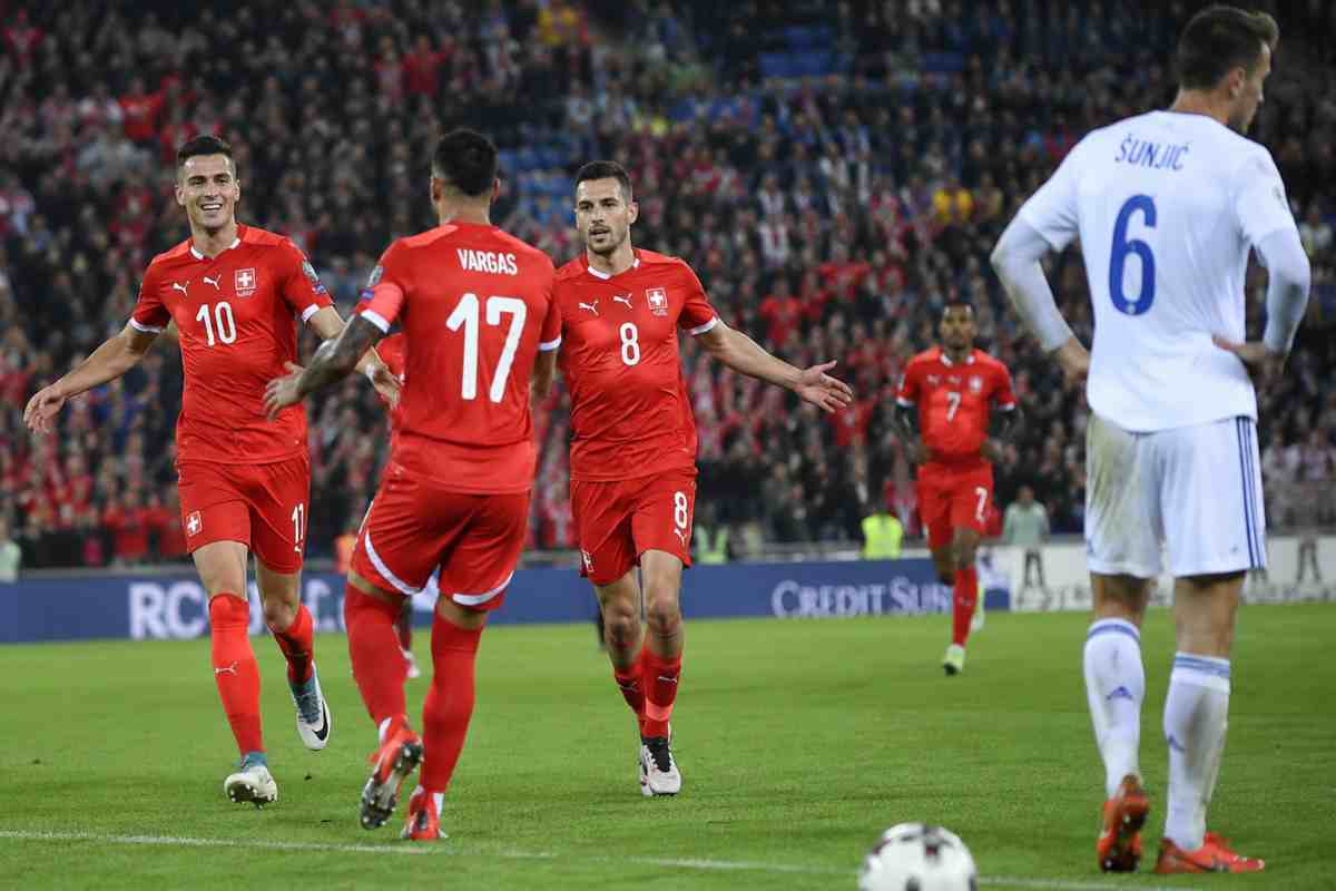 Svizzera-Bosnia ai Mondiali 2026, esultanza dei giocatori svizzeri durante una partita decisiva del Girone B in uno stadio gremito.