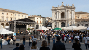 Pescara, concerto di Tommaso Paradiso: oltre 25.000 presenti