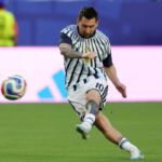 Lionel messi calcia il pallone Trionda dei Mondiali 2026 con il piede sinistro mentre indossa la tenuta dell'Argentina.