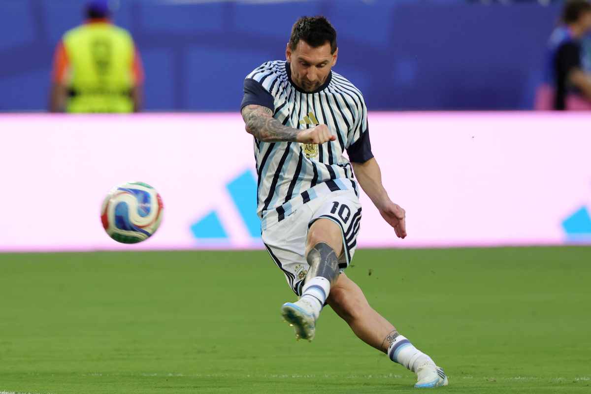 Lionel messi calcia il pallone Trionda dei Mondiali 2026 con il piede sinistro mentre indossa la tenuta dell'Argentina.